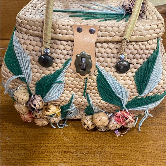Handwoven Straw Bag with Green and Tan Accents- No rips -No stains-Rare- vintage - Picture 2 of 16